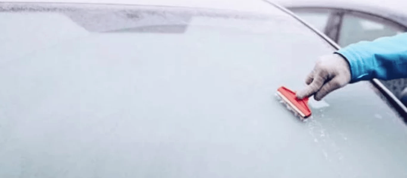 Αυτό είναι το κόλπο για να φύγει ο πάγος από το παρμπρίζ του αυτοκινήτου (βίντεο)